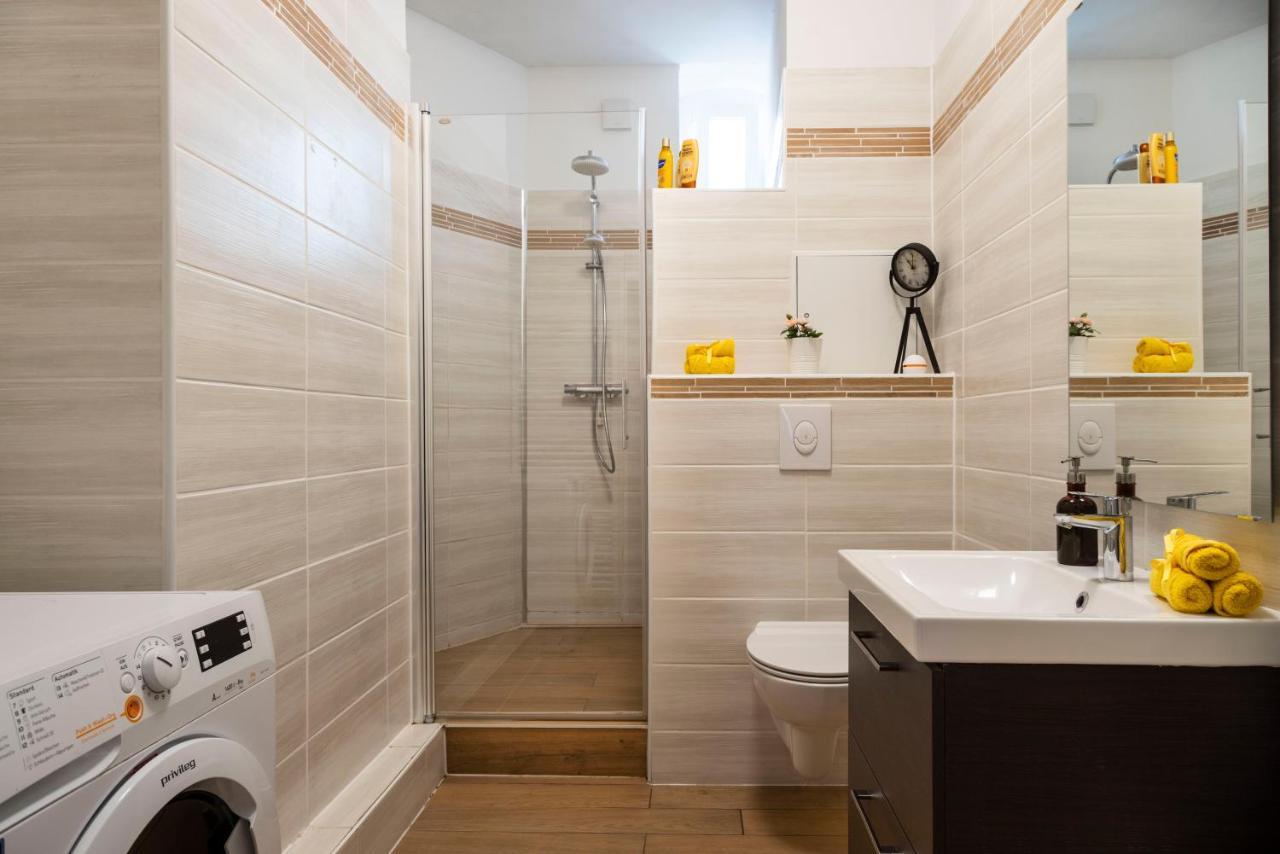 Freshly Renovated 2br&lr+walk-in Rainshower Appartement